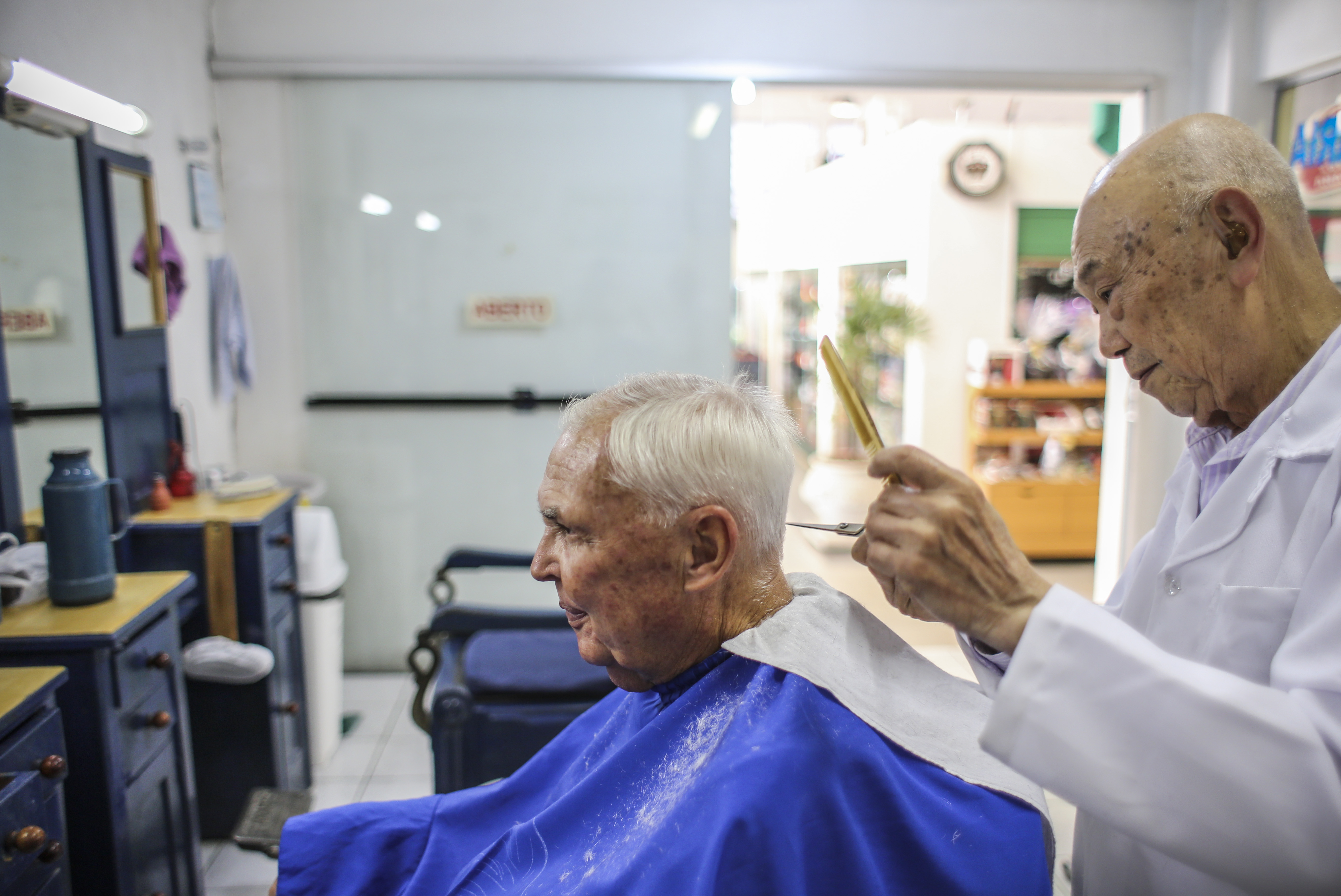 Shigenobu Yoshida cogita pendurar a navalha após 56 anos de barbearia. “Acho que já deu, né?” | Daniel Castellano/Gazeta do Povo