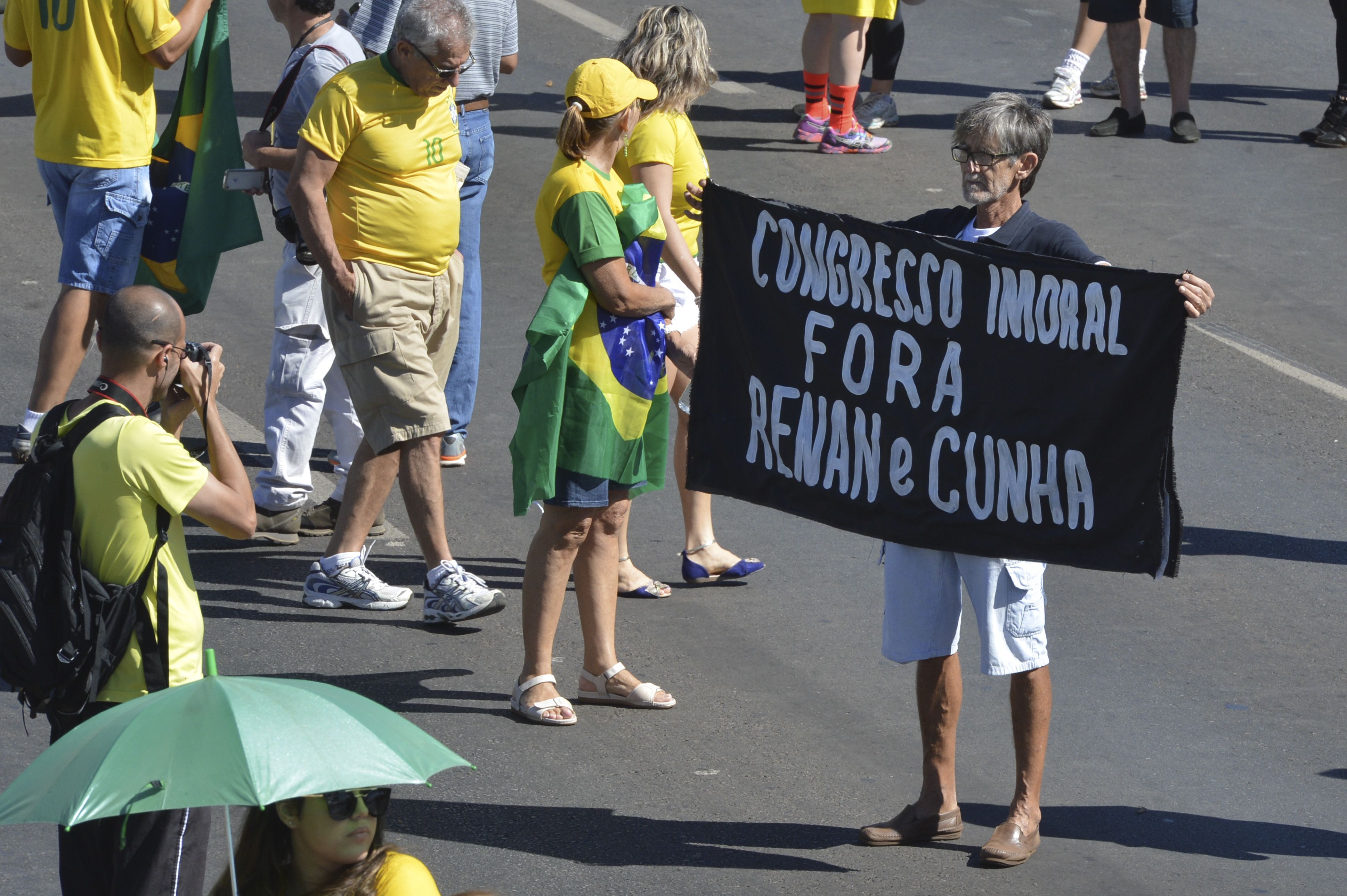 Manifestante leva cartaz contra Renan e Cunha em Brasília: Congresso também virou alvo. | Valter Campanato/Agência Brasil