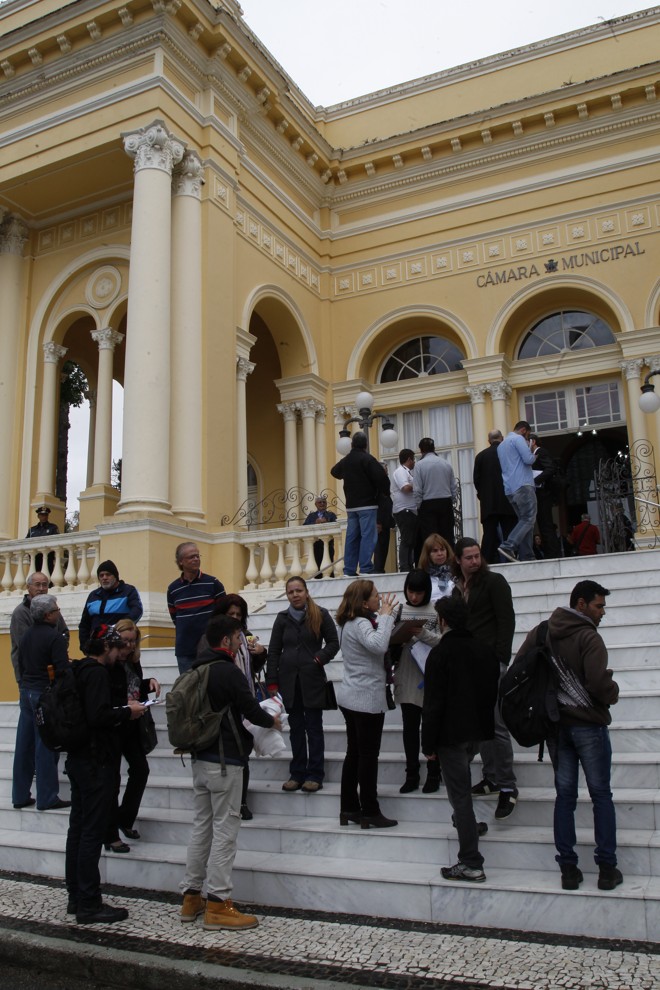 Cerca de 30 pessoas foram à Câmara de Curitiba pedir a redução salarial dos vereadores. | Aniele Nascimento/Gazeta do Povo