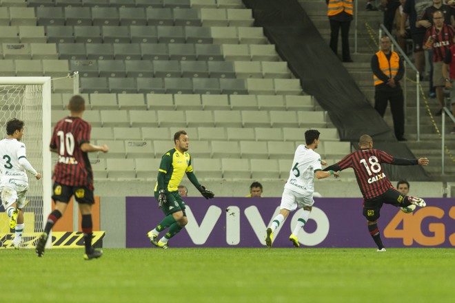 Depois de assistência de Nikão, Walter finalizou com precisão, sem chance para Renan. Gol aos 26 minutos do primeiro tempo. | Marcelo Andrade/Gazeta do Povo