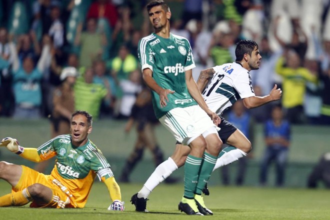 O atacante Henrique decreta a vitória suada do Coritiba sobre o visitante Palmeiras, deixando Fernando Prass sentado e Leandro Almeida (ex-Coxa) desesperado: 2 a 1. | Albari Rosa/Gazeta do Povo