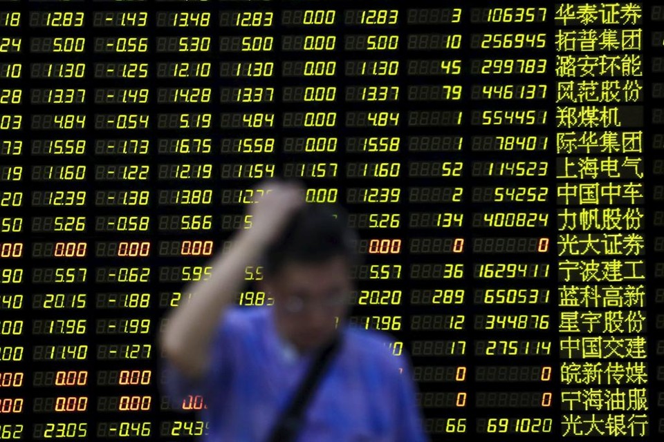 Painel da Bolsa de Xangai: queda de 8,5%. | ALY SONG/REUTERS
