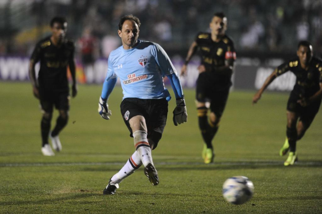 O goleiro Rogério Ceni marca, de pênalti, o gol do São Paulo contra o Figueirense, fora de casa. | Eduardo Valente/Frame/Folhapress