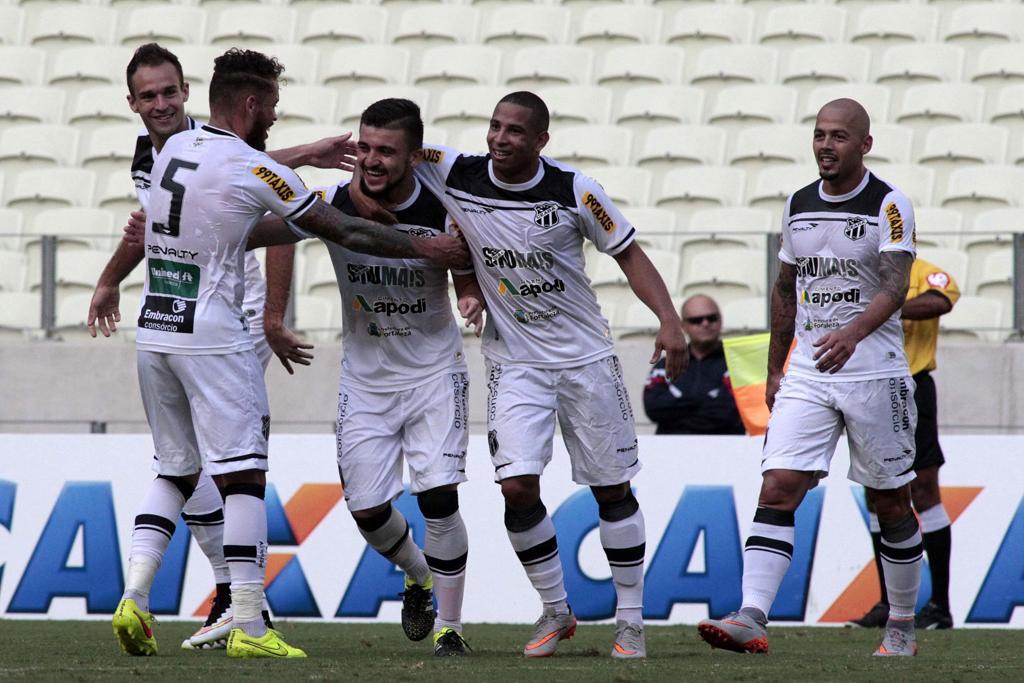 Jogadores do Ceará conseguiram a vitória sobre o Paraná nos acréscimos. | LC Moreira/Futurapress/Folhapress