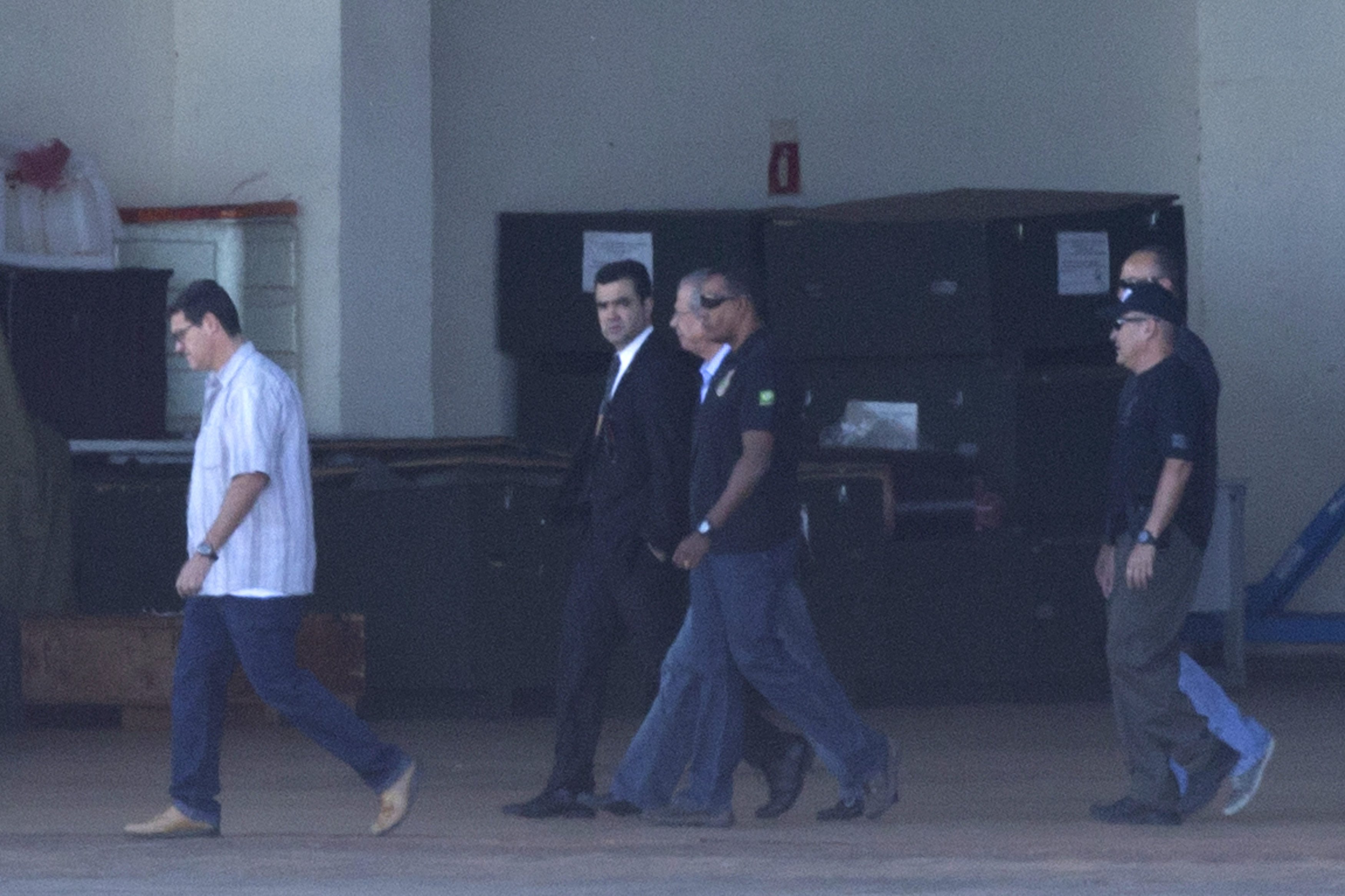 José Dirceu com agentes da Polícia Federal: cela com dois contrabandistas. | Ueslei Marcelino/Reuters