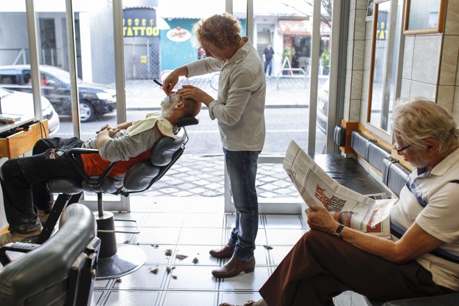 Osni na barbearia Cordobes, região central de Curitiba | Daniel Castellano/Gazeta do Povo