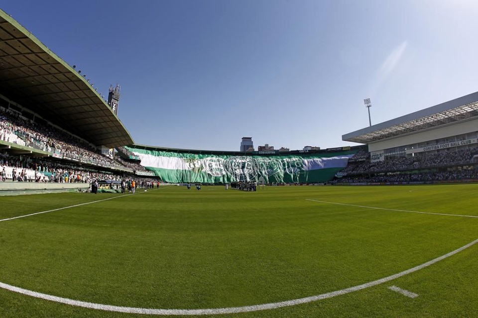 Jogo contra o Goiás, também às 11 horas da manhã de domingo, levou bastante público | Antônio More/Gazeta do Povo