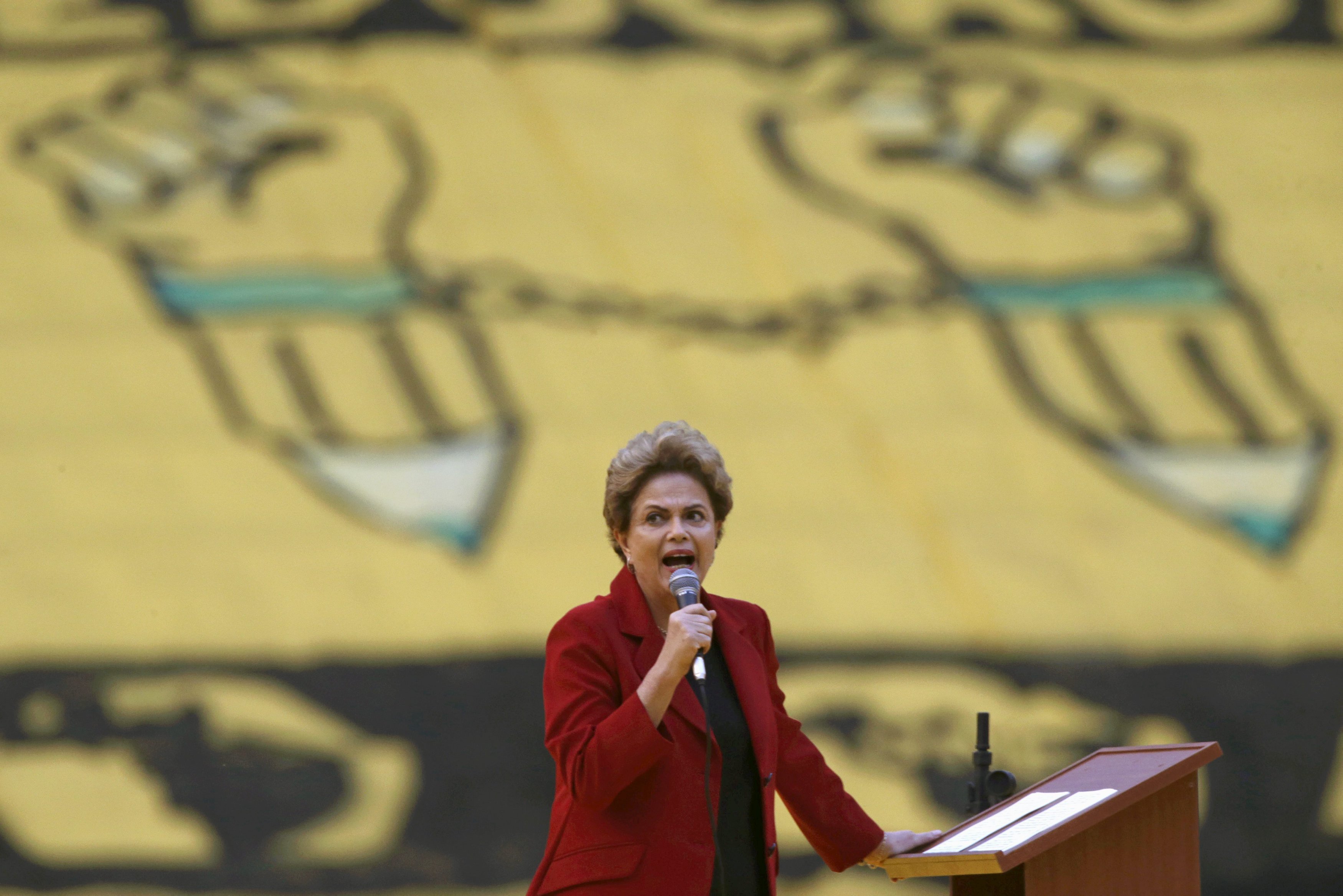 Dilma Rousseff discursa em Brasília em evento dos movimentos sociais: estreitando laços. | Ueslei Marcelino/Reuters