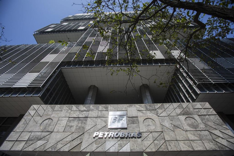 No segundo trimestre deste ano, a Petrobras voltou a ter prejuízos com a venda da gasolina no mercado interno | Antonio Lacerda/EFE