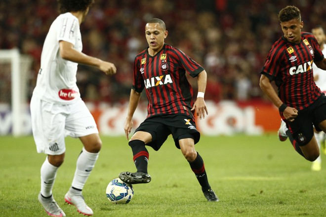 Marcos Guilherme, do Atlético, tenta jogada contra o Santos. | Hugo Harada/Gazeta do Povo