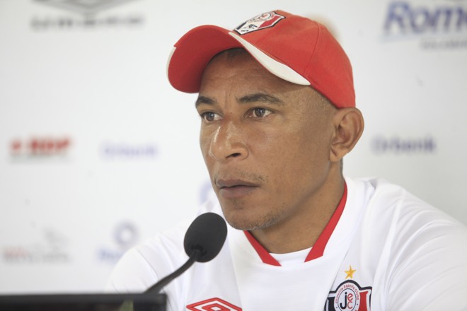 4/6/2015 - A péssima campanha do Joinville na Série A levou a diretoria do clube a demitir Hemerson Maria.. Último colocado, o JEC não conseguiu vencer no Brasileirão sob o comando de Hemerson Maria. | Foto: Carlos Junior/ND