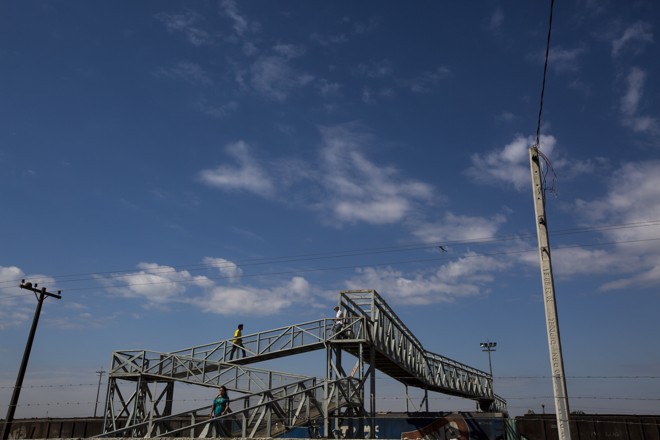 Passarela sobre a linha férrea no final da Rua Francisco Derosso. | Brunno Covello/Gazeta do Povo