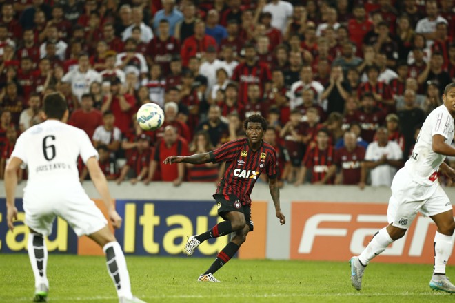 Douglas Coutinho tenta puxar o contra-ataque do Atlético contra o Santos. | Hugo Harada/Gazeta do Povo