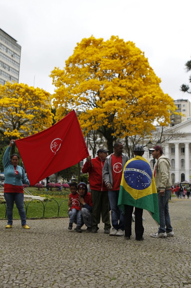Outro grito fortemente pronunciado no ato foi “não vai ter golpe”, em alusão à um possível processo de impeachment de Dilma | Jonathan Campos/Gazeta do Povo