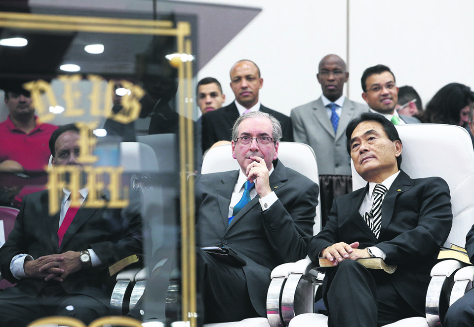 Cunha com o pastor e deputado Takayama: “Quanto a mim, contemplarei a tua face na Justiça”. | Daniel Castellano/Gazeta do Povo