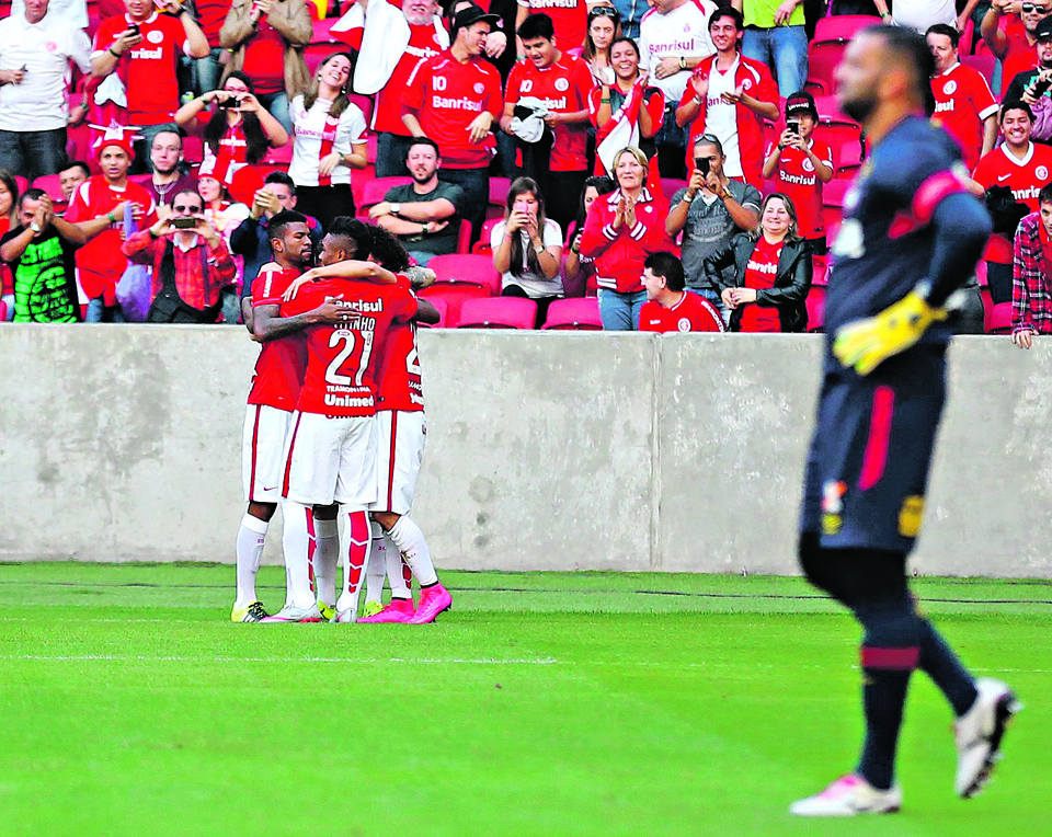 Weverton até defendeu um pênalti, mas não foi suficiente para segurar o Internacional no Beira-Rio. | Pedro H. Tesch/Eleven/Folhapress