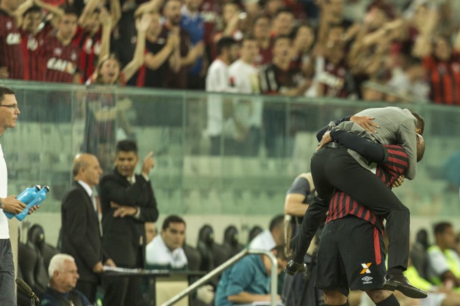 Só deu Walter. Na comemoração, um abraço no “chefe” Milton Mendes. | Marcelo Andrade/Gazeta do Povo