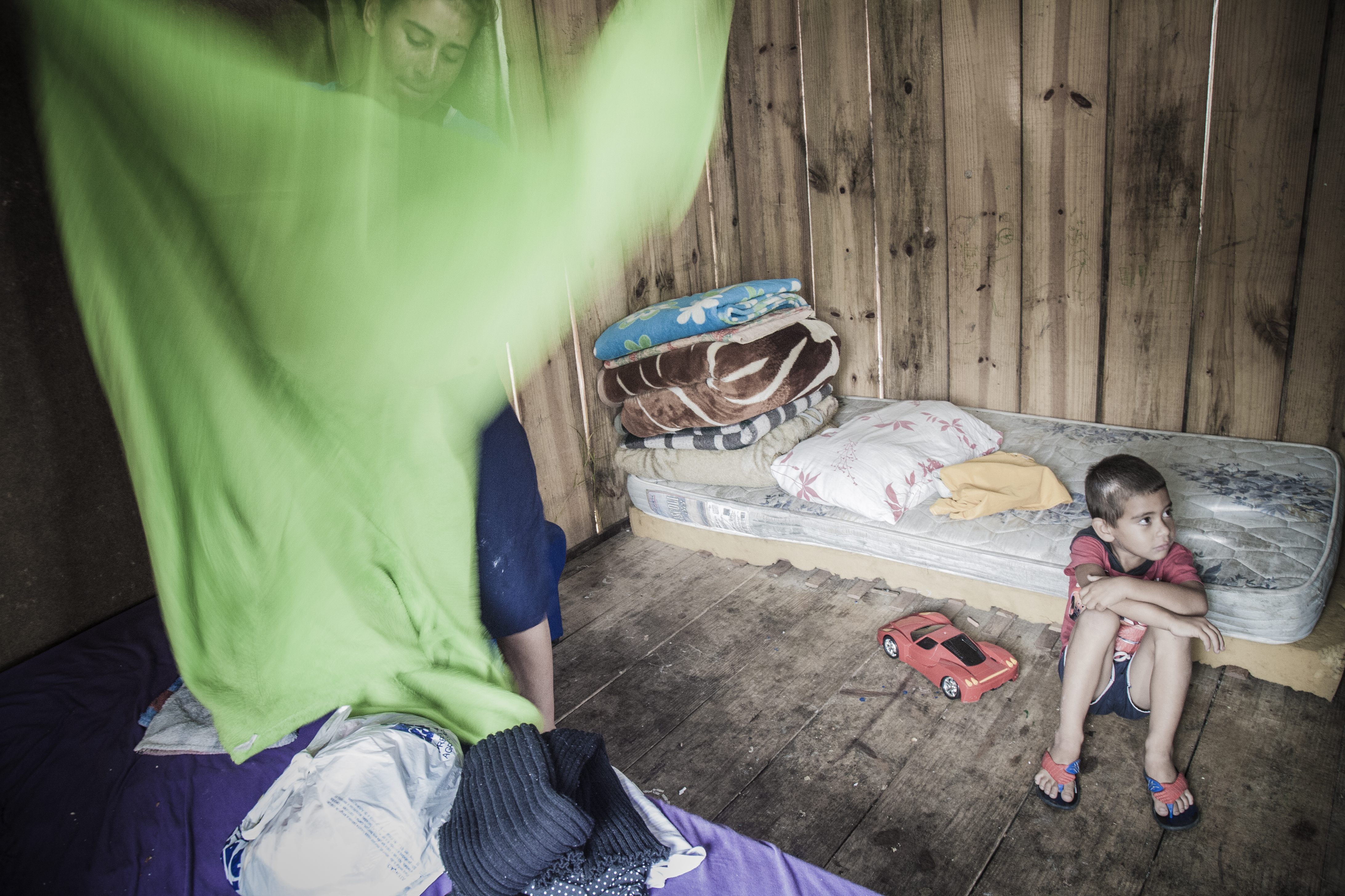 Fotógrafo e produtor acompanharam o cotidiano de 13 famílias que moravam a beira do Itaqui. | Cayo Vieira/Divulgação