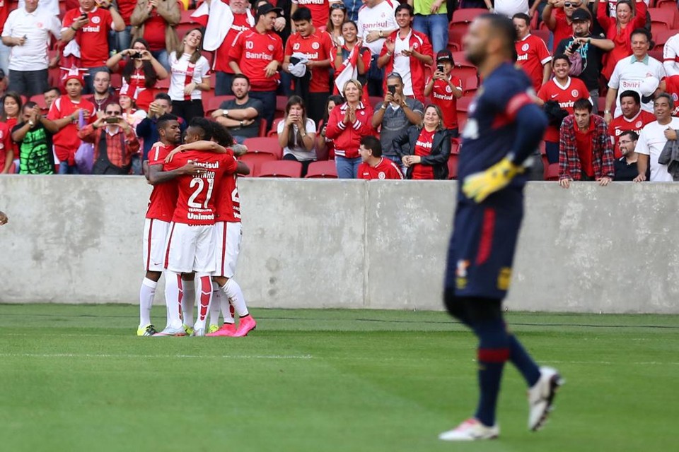 Weverton lamenta, enquanto atletas do Inter celebram  o primeiro gol no Beira-Rio. | Pedro H. Tesch/Eleven/Folhapress