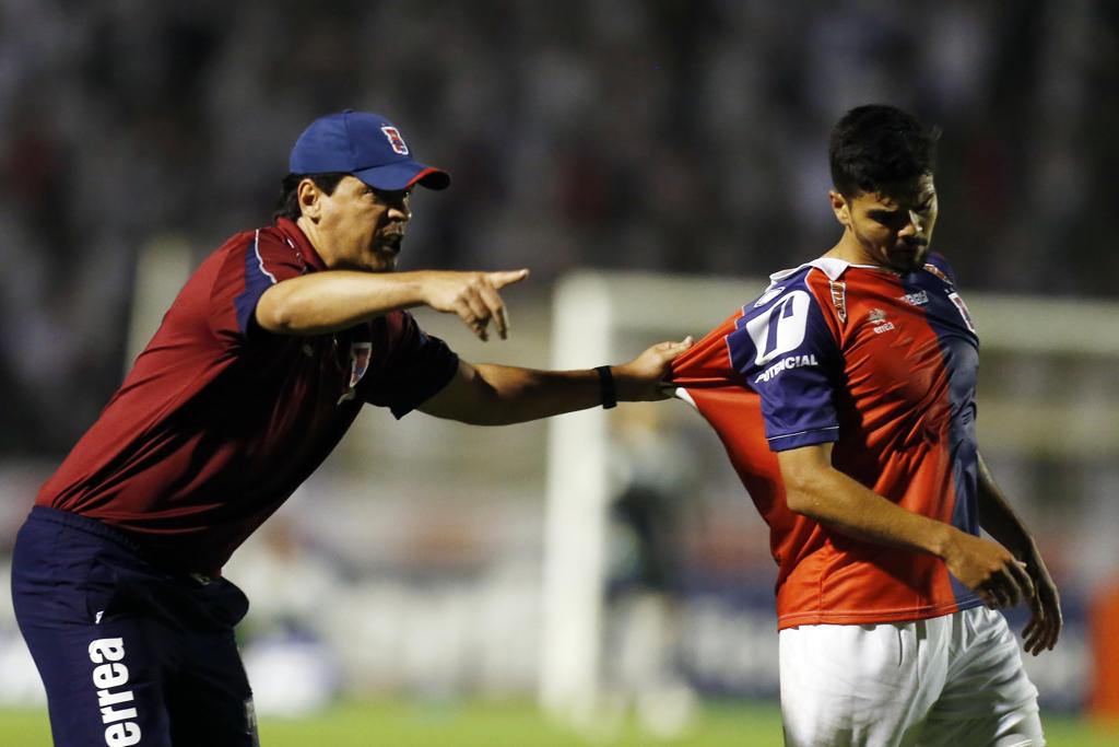 Fernando Diniz orienta Fernando Viana: técnico garante que é severo para extrair o melhor dos jogadores. | Albari Rosa/Gazeta do Povo