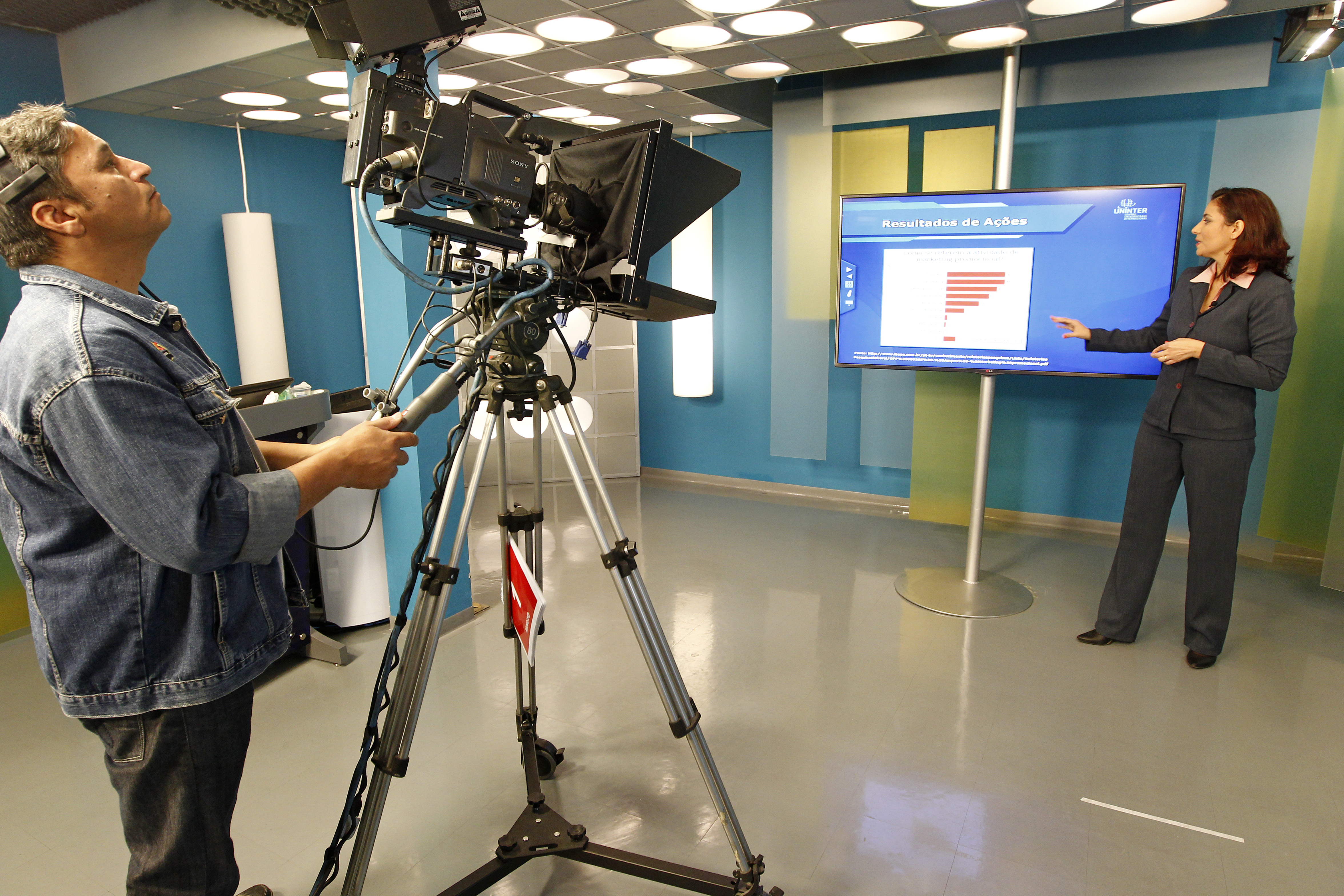 Professora universitária grava aula para ensino a distância: docentes temem perder espaço para os vídeos em sala de aula. | Antônio More/Gazeta do Povo