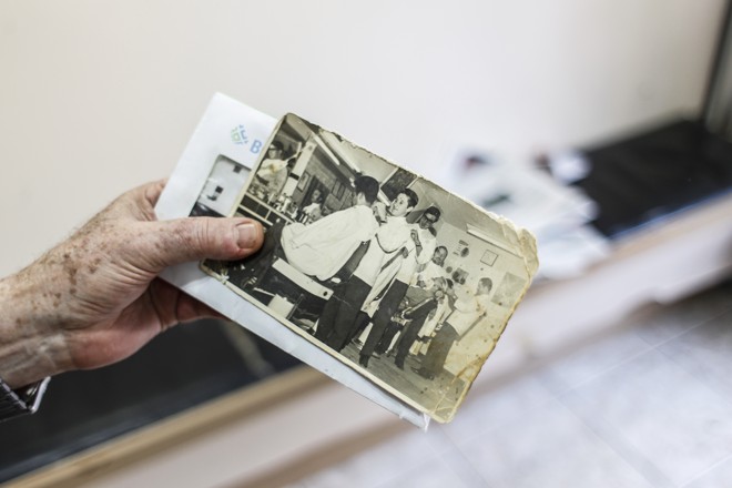 As mãos de Silvino mostram os tempos áureos dos salões de barbeiro em Curitiba | Daniel Castellano/Gazeta do Povo