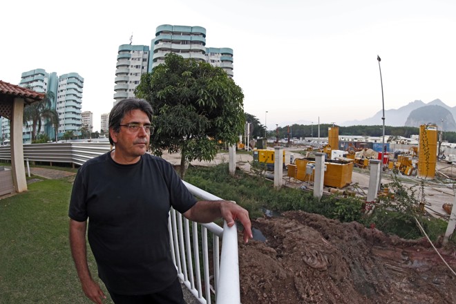 Luís Najan, morador da Vila Pan-Americana, chamada de Vila do Pan na Barra da Tijuca no Rio de Janeiro, que foi construída para os jogos Pan-Americana de 2007 e que está com problemas estruturais nas ruas de acesso da vila. | Albari Rosa/Gazeta do Povo