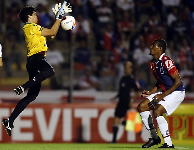 Zagueiro Luiz Felipe observa o goleiro Rodrigo, do Sampaio Corrêa, fazer a defesa. | Albari Rosa/Gazeta do Povo