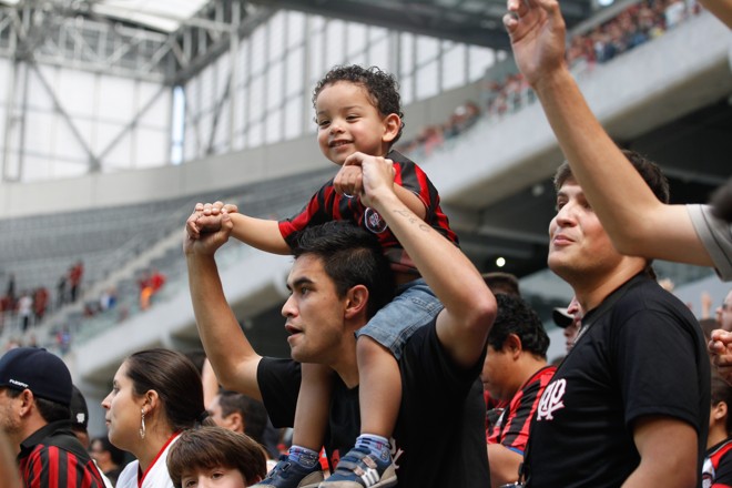 Dia dos pais também é comemorado na Arena com o jogo entre Atletico PR X Sport. | Daniel Castellano/Gazeta do Povo
