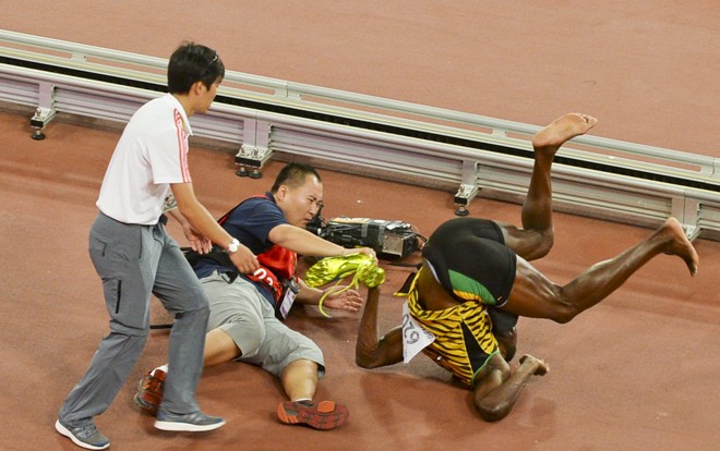 Na queda, Bolt virou uma cambalhota diante do olhar atônito dos presentes. | CHINA STRINGER NETWORK/REUTERS