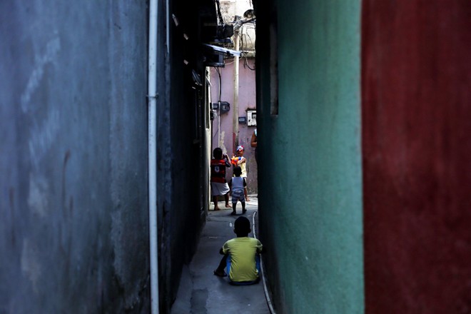 11 Crianças brincam na Mangueira. Comunidade aguarda com expectativa os prometidos frutos com a realização dos Jogos. | Albari Rosa/Gazeta do Povo