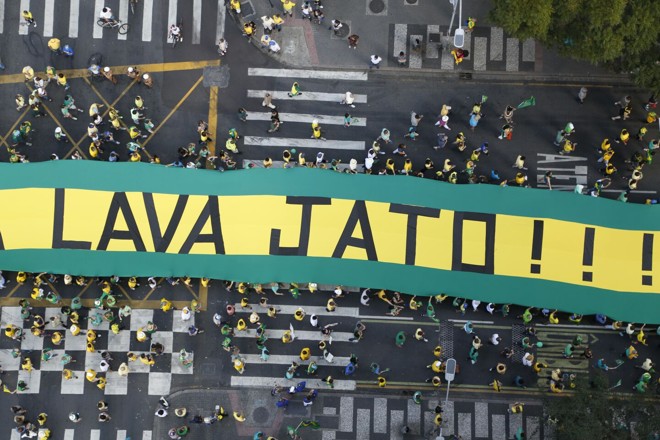 Entre as bandeiras levantadas no ato deste domingo (16), em Curitiba, estava a de apoio à operação Lava Jato | Henry Milléo/ Gazeta do Povo