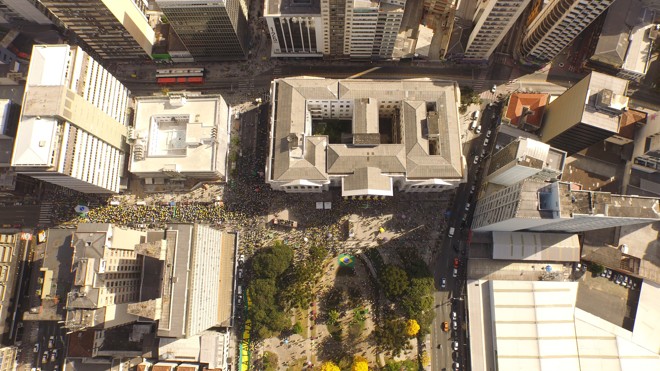 A passeata parte da Praça Santos Andrade, em frente à UFPR. | Robert Leh/Gazeta do Povo/ Monarca Imagens