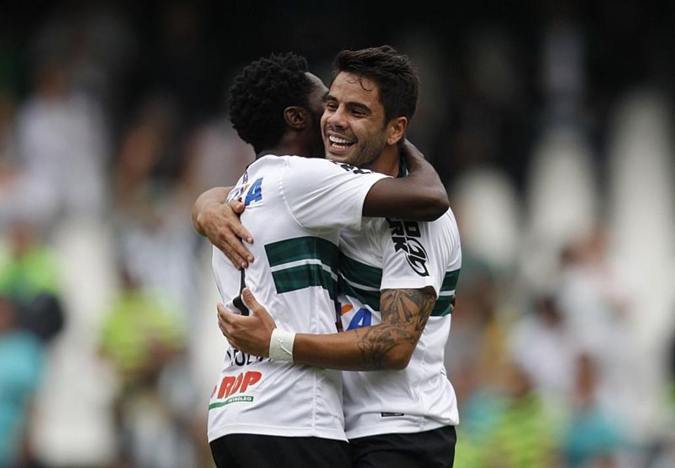 Henrique abraça Negueba após marcar o gol que garantiu a vitória do Coxa | Jonathan Campos
/Gazeta do Povo
