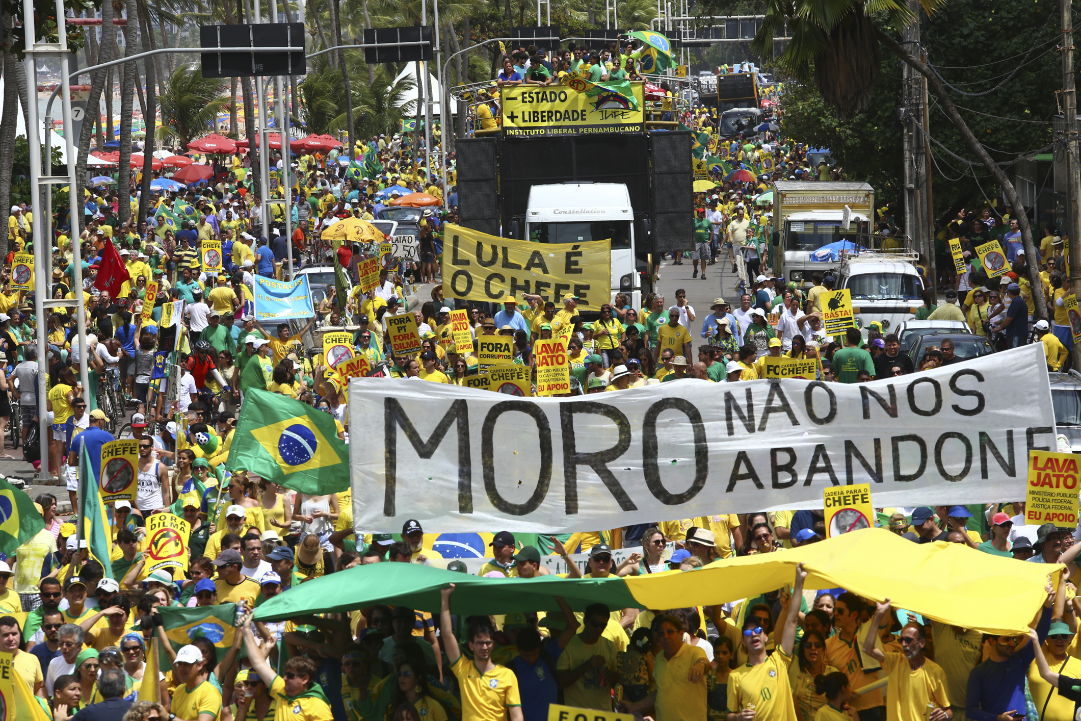 Protesto no Recife teve” bonecão” e faixa pró Sergio Moro, o juiz da Lava Jato. | Peu Ricardo/Estadão Conteúdo