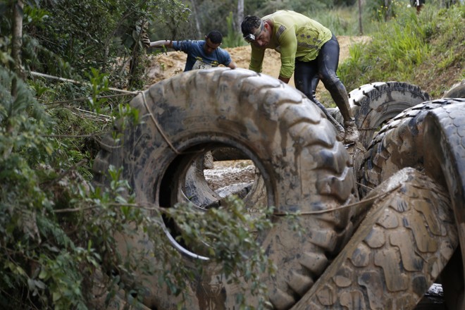 Que tal encarar pneus gigantes? | Foto: Henry Milleo/Gazeta do Povo
