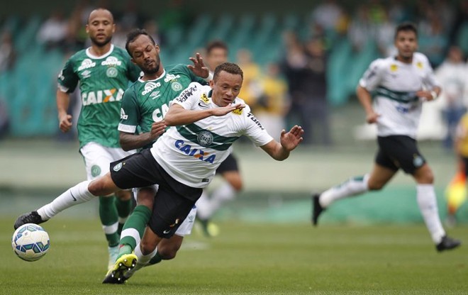 Carlinhos retomou o posto de titular na lateral esquerda após longo período fora por lesão | Jonathan Campos Gazeta do Povo