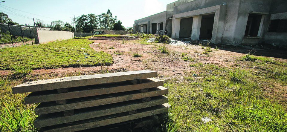 A prefeitura tem hoje 24 CMEIs em andamento, com 4 mil vagas no total, que deveriam ser ofertadas já em 2015 até o primeiro trimestre de 2016. Todas estão com atraso no cronograma de obras. | Marcelo Andrade/Gazeta do Povo