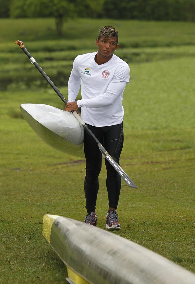 Isaquias Queiroz leva a canoa para a raia no Parque Náutico do Iguaçu | Jonathan Campos/Gazeta do Povo