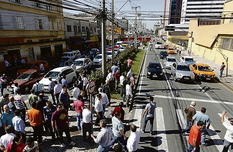 Taxistas fecharam pistas da Visconde de Guarapuava em protesto. | Daniel Castellano/Gazeta do Povo