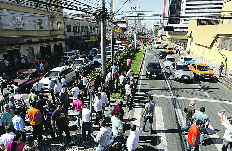 Taxistas fecharam pistas da Visconde de Guarapuava em protesto. | Daniel Castellano/Gazeta do Povo