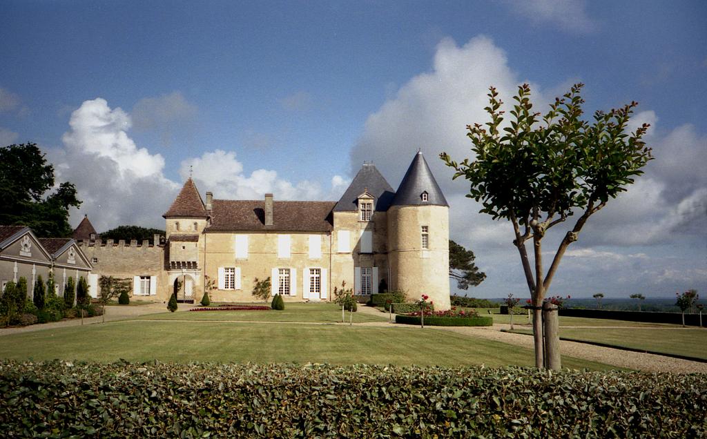 Château d’ Yquem, em Bordeaux, produtora do vinho branco mais caro do mundo. | Benjamin Zingg/Wikimedia Commons