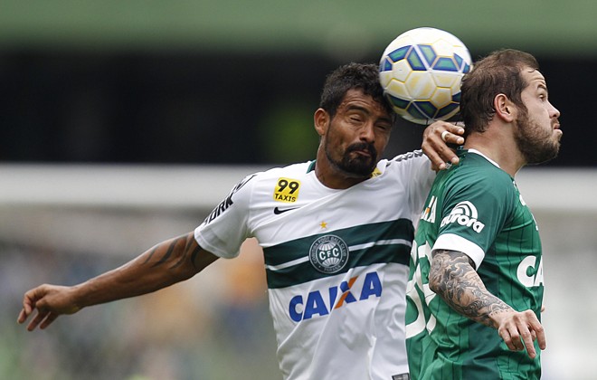 Leandro Silva atuou improvisado na lateral direita e deu assistência para o gol do Coxa. | Jonathan Campos/Gazeta do Povo