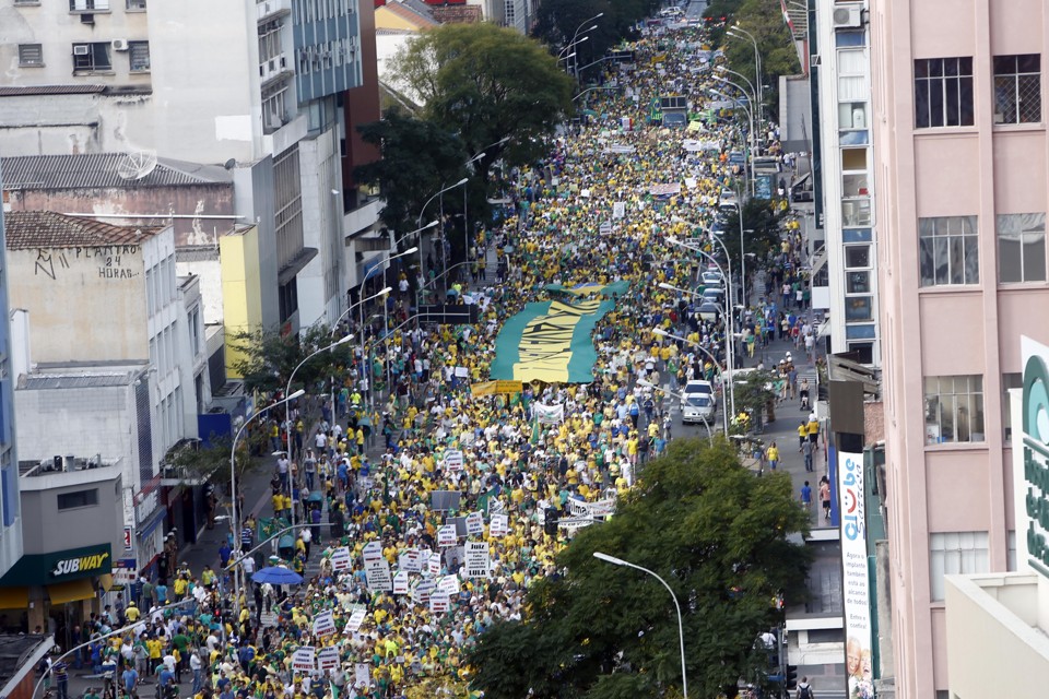 Manifestantes passaram pelas principais ruas do Centro de Curitiba: contra Dilma, Lula e o PT. | Albari Rosa/Gazeta do Povo