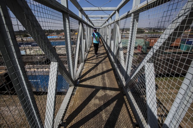 A passarela foi construída para dar mais segurança aos estudantes da região, que antes passavam entre os trens para cruzar a linha férrea. | Brunno Covello/Gazeta do Povo