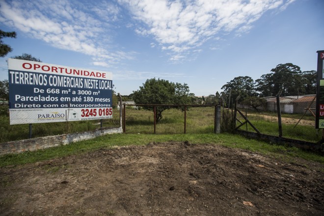Terrenos baldios e para venda são frequentes na Rua Francisco Derosso. | Brunno Covello/Gazeta do Povo