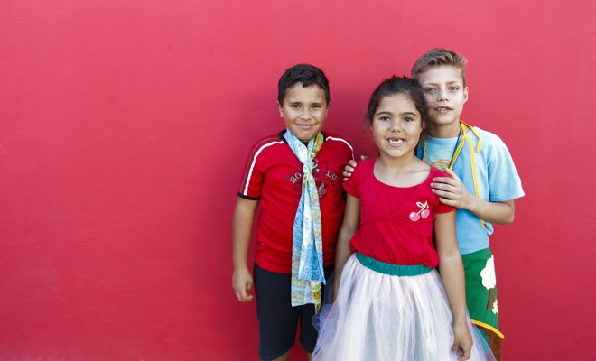 Jean Vítor Tenória da Silva, 8 anos; Emilly Barbosa de Almeida, 7; e Vinícius Alves Vilela de Melo, 10: ensaios de teatro no Guarituba. | Daniel Castellano/Gazeta do Povo