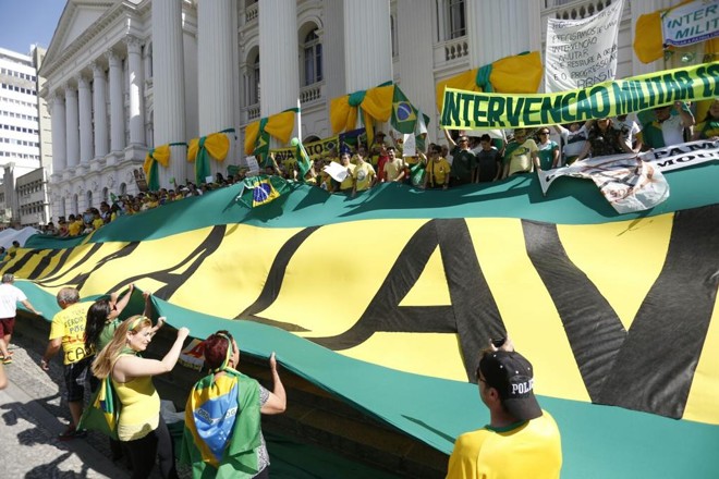 Concentração na frente do prédio da UFPR, na Santos Andrade. Manifestação segue para a Boca Maldita. | Henry Milleo/Gazeta do Povo