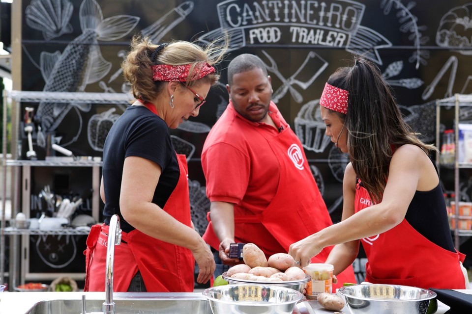Carla, Cristiano e Sabrina cozinhando no “Master Chef Brasil”: provas já incluíram ingredientes nordestinos e preparo de food truck. | Carol Gherardi/Band