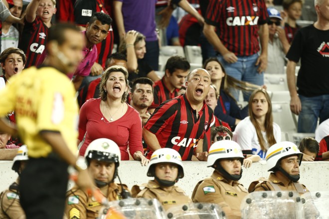 Torcida do Atlético reclama da arbitragem no jogo com o Santos. | Hugo Harada/Gazeta do Povo